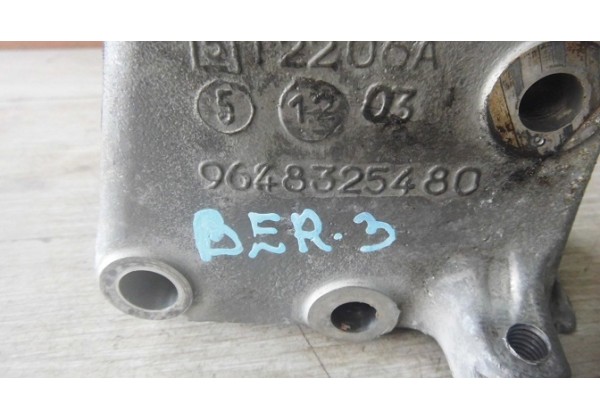 Кронштейн подушки двигуна правий Peugeot, Citroen 2.0 hdi, 9648325480